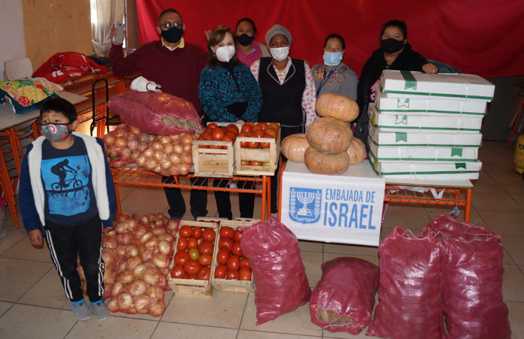 Hasta el macrocampamento Los Arenales llegó la diputada Marcela Hernando para hacer entrega de una donación en alimentos realizada por la embajada de Israel.