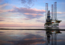 El petróleo cae por las preocupaciones sobre el crecimiento de EE.UU. y la amplia oferta de crudo